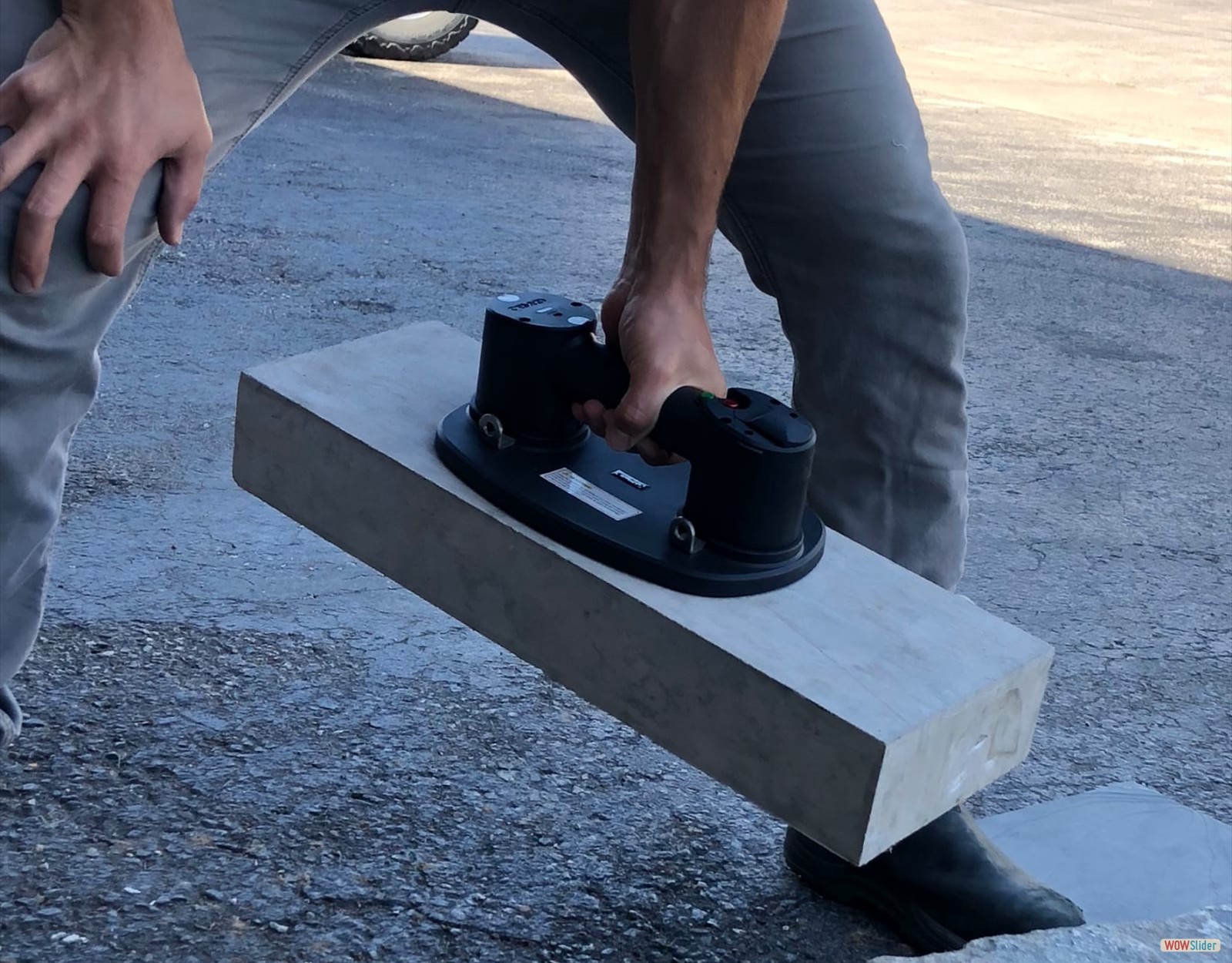 LIFTING ROCK CONERSTONE WITH GRABO